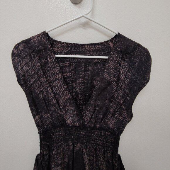 Guess V-Neck Sleeveless Dress Small – Lightweight, Elastic Waist, Short Length - Picture 15 of 16